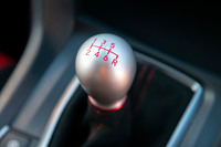 シフトノブは、従来の球体型からノブの傾きを認識しやすいティアドロップ型に変更。素材はアルミニウムとスチールの組み合わせで、内部に90gのカウンターウェイトを入れることで、“入り感”のよいシフトフィールを実現している。