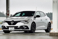 選ぶならやっぱりMT仕様？“マニア車”「メガーヌR.S.」の販売事情
