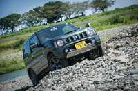 ジムニーの対障害角度は、アプローチアングルが49度、ランプブレークオーバーアングルが32度、デパーチャーアングルが50度。写真程度の悪路なら、アゴや尻を擦ったり、腹を打ったりする心配はまずない。