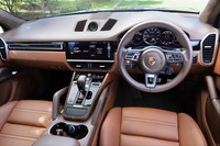 試乗車にはオプションのツートンレザーインテリアがチョイスされていた。カラーリングはトリュフブラウンとコイーバブラウンの組み合わせ。