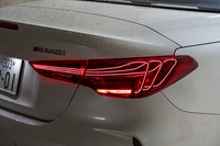 リアコンビランプには蝶の羽のような曲線を描くライトストリップが加わった。