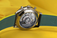 機械式時計のエンジンともいえるムーブメントには「ブライトリング マニュファクチュール キャリバー01」を採用。動力を生み出す“振り子”は専用刻印入りのブラックローターとなる。表面がブラックのレザーベルトは、裏面がアストンマーティンのマシンを思わせる鮮やかなグリーン。サイド部分はライムカラーでドレスアップされる。