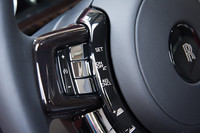 ステアリングホイールに備わるアダプティブクルーズコントロールの操作スイッチ。大幅に進化を遂げた運転支援システムや、インフォテインメントシステム、テレマティクス関連の機能も、新型「ファントム」の特徴として挙げられる。