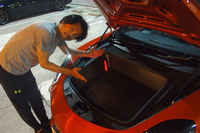 フロントに容量100リッター、リアに同96リッターのラゲッジスペースが備わる。フロントの荷室は少し浅めの形状だが、2シーターのミドシップスポーツカーとしては荷室が用意されているだけでもありがたい。