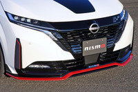 赤いラインが目を引くNISMO専用バンパーの、さらにその下に顔をのぞかせているのが、開発中のフロントリップスポイラーである。