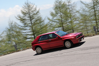 チェリーパークラインを駆け上がる筆者。ラリー車にふさわしいワインディングロードに、参戦車両の「ランチア・デルタ」も上機嫌（？）。