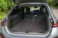 後席格納時のラゲッジスペースの容量は1700リッター。歴代の「5シリーズ」に備わっていたテールゲートのガラス部分だけを開閉する機能がなくなってしまった。