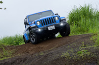 ロングホイールベース化とリアオーバーハングの拡大により、3アングルは「ラングラー／ラングラー ルビコン」より悪化しているものの、最低地上高は283mmを確保。よほどのことがない限り、“腹がつかえる、尻が当たる”というような事態には陥らない。