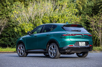 「トナーレ プラグインハイブリッドQ4ヴェローチェ」のボディーカラーは、有償オプションとなる写真の「モントリオール グリーン」に加え、「アルファ ホワイト」「アルファ レッド」「アルファ ブラック」「ヴェスヴィオ グレー」の全5色から選択できる。