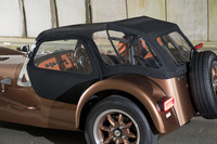 取り付けると乗降の難易度が跳ね上がるドアとソフトトップ。ソフトトップの取り付けは、内部の骨組みを展開してからそこにかぶせ、パチパチとジャンパーホックでボディーに留めていくやり方だ。乗降時にドアを開けすぎると、ミラーに当たってあさっての方向に向けてしまうのでご用心。