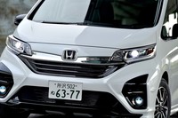 フロントまわりには専用のエアロバンパーとフロントグリルを採用。立体造形で「X」グラフィックを表現している。