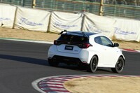 「GRMNヤリス」の販売台数は500台。注文予約の受付期間は、2022年2月28日まで。当選の通知は同年3月9日に行われるという。その後、同年春ごろに商談・受注を行い、夏ごろにはデリバリーが始まる見通しとなっている。