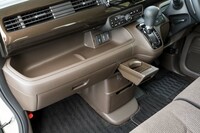 収納スペースが豊富に用意されているのも「N-BOX」の魅力のひとつ。助手席側のダッシュボード上部は巨大なトレイになっているほか、グローブボックスの右側には引き出し式のカップホルダーが用意される。