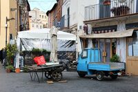 三輪トラック「アぺ」は、中部トスカーナほどは見かけない。これはカンポ・デ・フィオーリでようやく発見した一台。