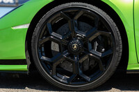 六角形のスポークデザインが目を引く20インチホイール。ゲーム『グランツーリスモ』に登場する「ランボルギーニV12ビジョンGT」に着想を得たものだ。