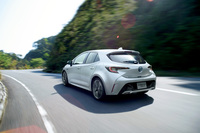 スポーティーな走りによって好評価を得ている「カローラ スポーツ」だが、デザイン面ではリアバンパーまわりの“重ったるさ”や踏ん張り感を強調するためのプレスラインなどもあり、スポーティーなイメージがややそがれてしまっていた。