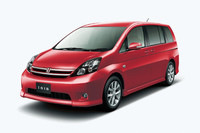 「トヨタ・アイシス」、エンジン変更で燃費向上