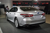 リアまわりは、車体のワイドさを強調するようにデザインされている。