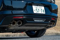 加速時に心地いいサウンドを聞かせてくれる4本出しのマフラー。ウイングタイプのリアスポイラーともども、リアビューのアクセントにもなっている。