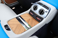 左右の後席を分断するセンターコンソールには、後席用の空調が設けられている。