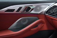 試乗車にはオプションの「Bowers & Wilkinsダイヤモンドサラウンドサウンドシステム」（61万1000円）が装備されていた。10チャンネルで総出力1400WのクラスDアンプが、キャビンに配置された16個のスピーカーを鳴らす。