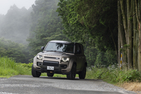 「ディフェンダー」史上最もタフでありながら、最もラグジュアリーとされるトップパフォーマンスモデルが「オクタ」だ。2025年モデルはすでに完売とのことだが、先ごろ受注が始まった2026年モデルにも設定されている。