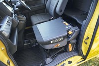 助手席は、背もたれを前方に倒せば簡易テーブルとして活用できる。写真の状態からさらにダイブダウンさせれば、後部荷室と一体のフラットな積載スペースがつくり出せる。