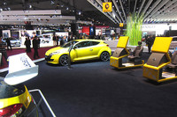 ルノーのスポーツモデルを展示するブース。「メガーヌ ルノースポール」の脇にはドライビングシミュレーターが並べられた。左に見えるウイングは「メガーヌ トロフィー」のもの。