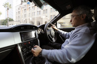 シフトノブは、ステアリングホイールに近付くように高めにレイアウト。滑らかなギアチェンジのために、1〜3速にはトリプルコーンシンクロが採用されている。