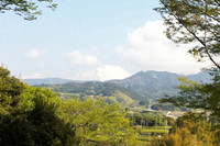 北側からは富士山を見渡すことができた。すぐそばを新幹線が通り、その向こうに東名高速が走っている。（写真＝鈴木真人）