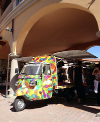 【写真4】シエナ郊外のアウトレットモールでは「アペ クラシック」の移動販売車が人気だ。