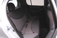 写真をクリックすると後席の座面から荷物置きスペースがあらわれ、シートが倒れるさまが見られます。