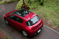 パノラミック・ガラスルーフは、電動サンシェードが備わり、スイッチ操作で開閉が可能。