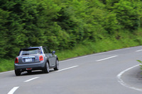 燃費性能はガソリン車の「クーパー 5ドア」が18.3km/リッターなのに対し「クーパーD 5ドア」は23.9km/リッターとなる。（ともにJC08モード計測値）