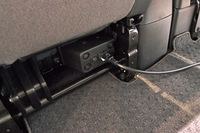 “走る蓄電池”をうたう「e-NV200」。グレードにより、助手席下（写真）とセンターコンソールに電力を取り出すためのコンセントが備わる。