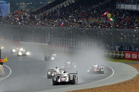 レースは、2台のポルシェに2台のトヨタが続く形でスタート。ウエットのコース上に、盛大に水煙が上がる。