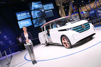 自動車ブランドにおけるスターは、フォルクスワーゲンが世界初公開したEVコンセプト「BUDD-e」。アーキテクチャにはフォルクスワーゲン初のEV用プラットフォームが採用されている。プレゼンターの女性が巻くスマートウオッチも、もちろん連動。