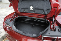 荷室の様子。荷物の収納スペースは、オープン時（ソフトトップ収納時）には、写真奥に見えるパーティションより下に限られる。