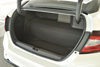 一見ハッチバック車のようだが、3ボックスのセダンである。トランクの奥には水素タンクをよける盛り上がりがある。トランクの容量は未公表だが、9.5型のゴルフバッグなら3つ積載可能という。