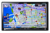 「SZシリーズ」のトップモデルが9型大画面を擁する「AVN-SZX04i」。SZシリーズは専用の通信ユニットが同梱（どうこん）される。型番の04はシリーズが始まってから4世代目であることを示す。想定価格は20万円前後。