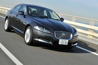 【スペック】XF 3.0プレミアムラグジュアリー：全長×全幅×全高＝4975×1875×1460mm／ホイールベース＝2910mm／車重＝1870kg／駆動方式＝FR／3リッターV6DOHC24バルブ  スーパーチャージャー付き（340ps/6500rpm、45.9kgm/2500rpm）／価格＝829万円（テスト車＝同じ）
