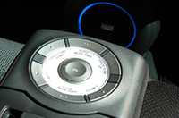 円形のアームレストコントローラーは、携帯音楽プレーヤーのそれそのもの!?