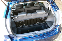 荷室のフロア下には、予備の収納スペースも用意される。