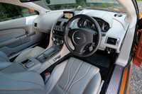 牛7頭分のレザーでしつらえられた「ヴィラージュ」のインテリア。センターコンソールのパネルは、写真のアルミのほか、マホガニーやバンブー（竹）などウッド類も選べる。ガーミン社との共同開発によるカーナビゲーションシステムは標準。