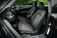 シート表皮はファブリック。オプションでシートヒーターなどが用意されている。
    