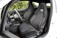 前席デュアルエアバッグ＆サイドエアバッグやウィンドウエアバッグに加え、運転席ニ―エアバッグも標準で装備される。