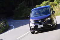 専用の足まわりが与えられる「ステップワゴン モデューロX」。走りについては、直進安定性と、4輪の接地性を重視して開発したという。