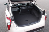 標準状態で、容量が先代よりも12％ほど増えた荷室。後席を前方に倒すことにより、広くフラットな積載スペースを作り出せる。写真は左側後席のみ倒した状態。