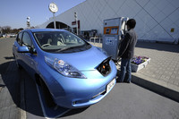 東名高速道路海老名サービスエリアにて。建物正面の「電気自動車用急速充電器」を使ってバッテリーチャージを試みる。