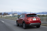 「クロスプラス」には、スキッドプレートが付いた専用バンパーやマットクロム仕上げのモールディング、ルーフレールなどが備わる。